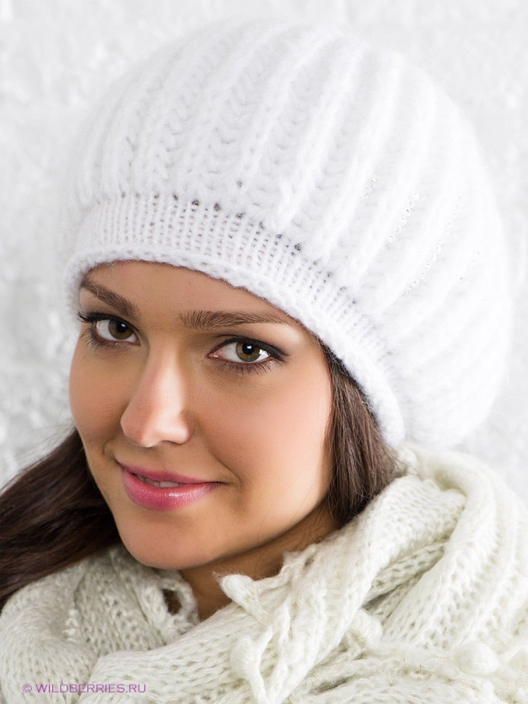 Белая вязаная шапка