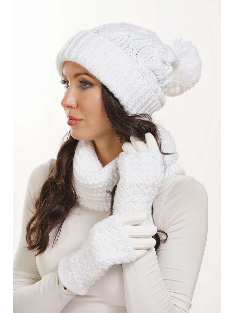 Белая вязаная шапка