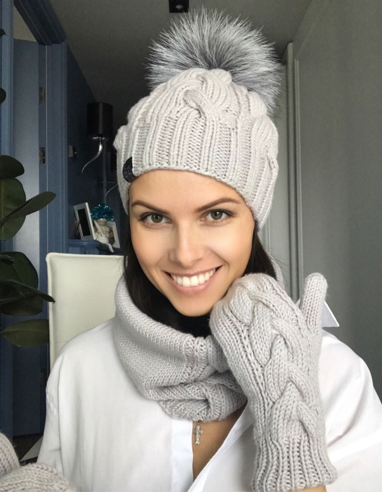 Шапка с помпоном женская вязаная