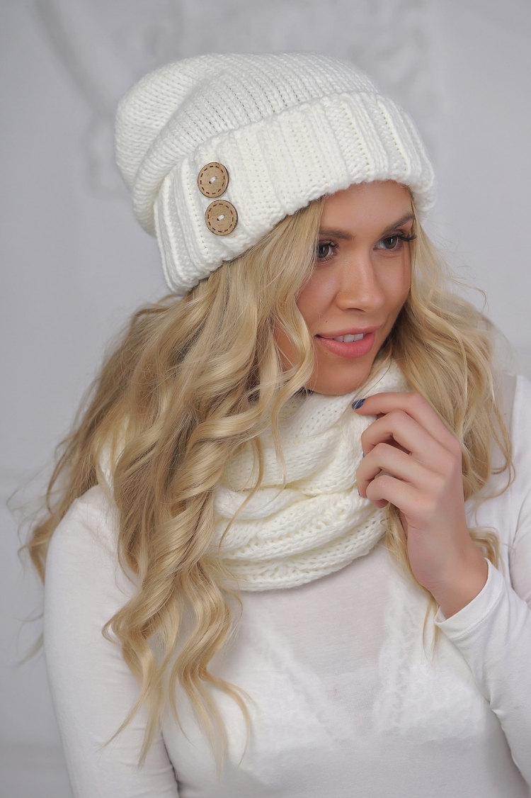 Белые вязаные шапки для женщин