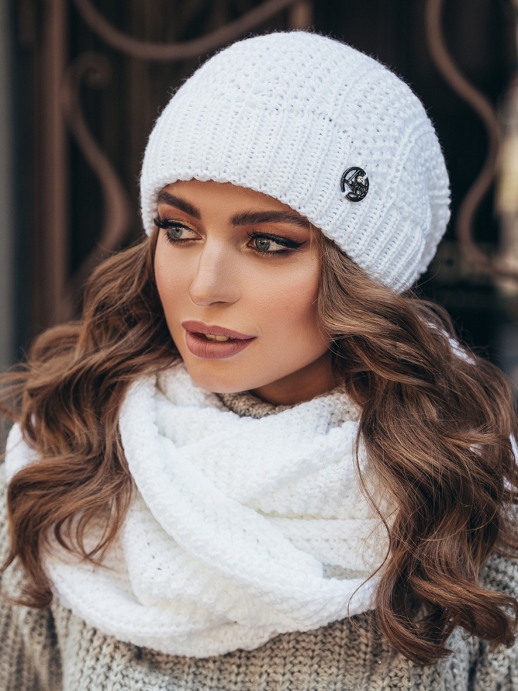 Белая вязаная шапка женская