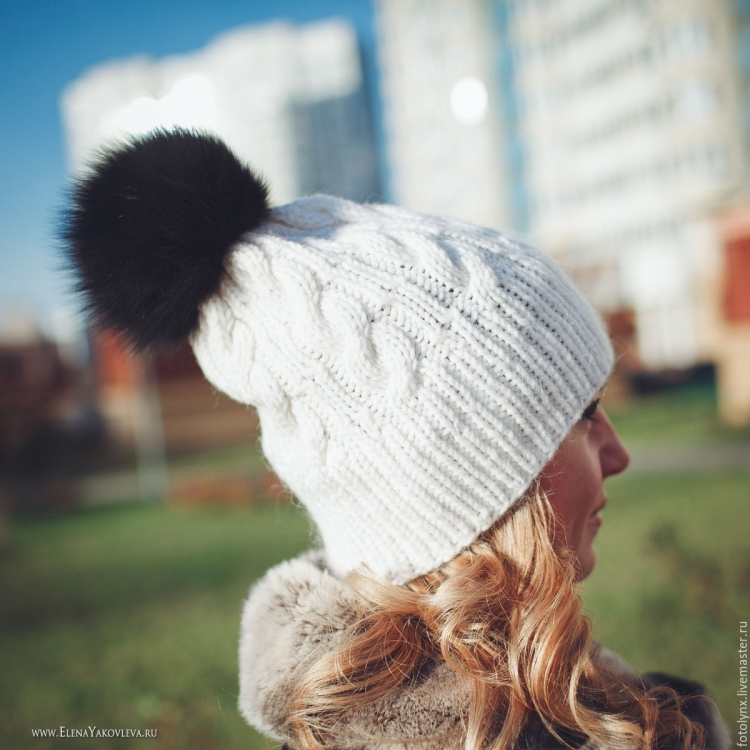 Белая шапка с помпоном женская
