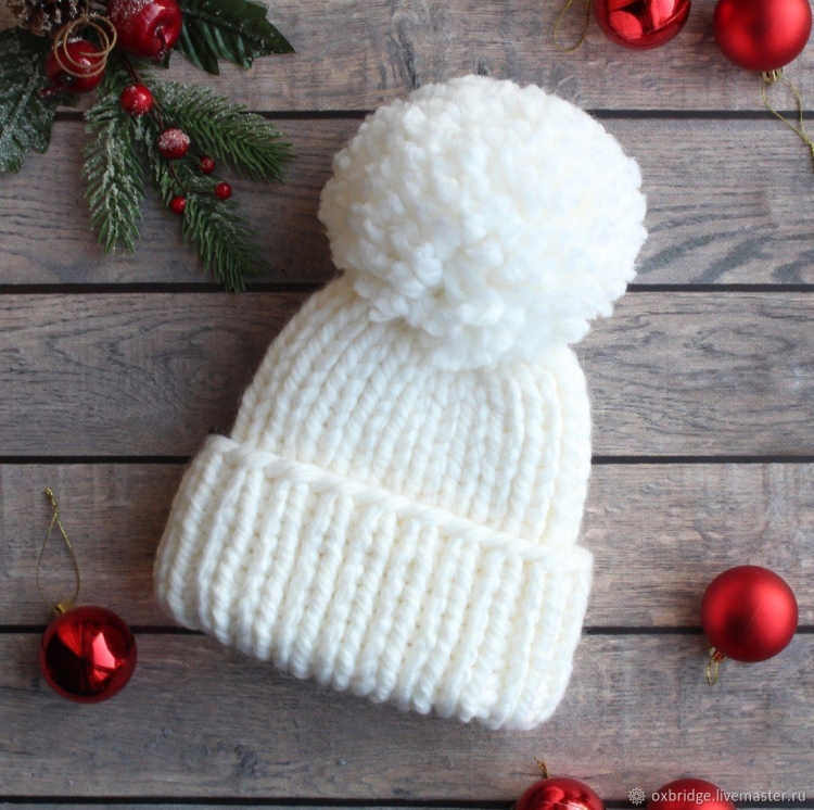Белая объемная шапка с помпоном