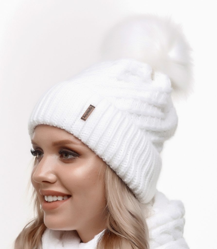 Шапка с помпоном