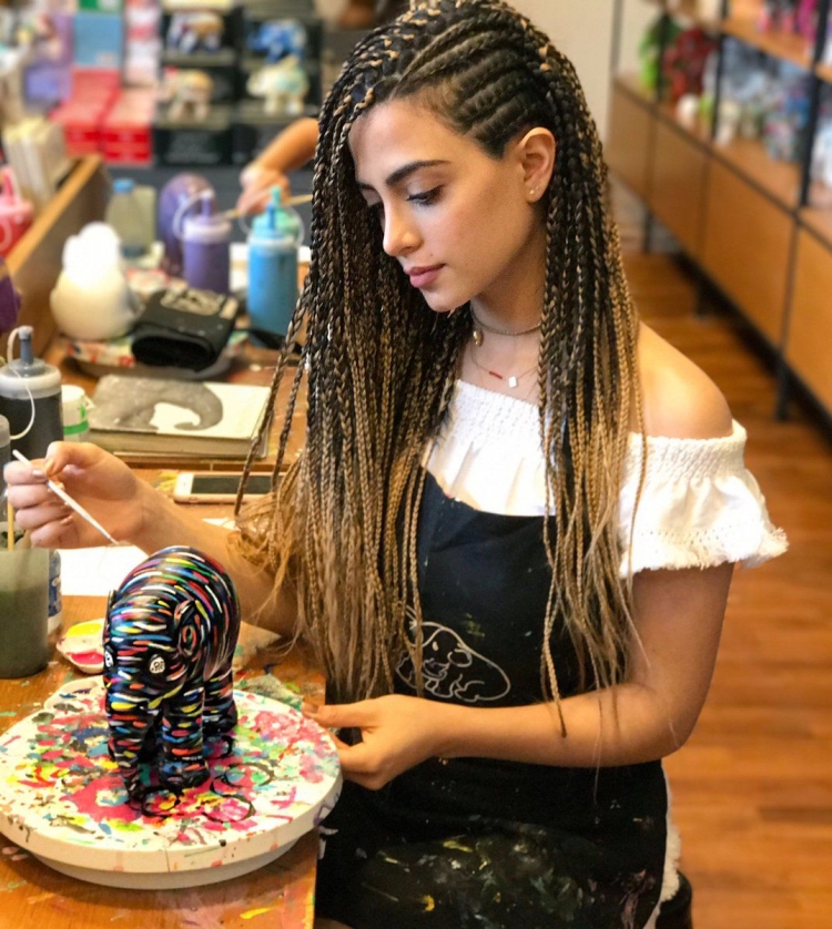 Emeraude Toubia косички