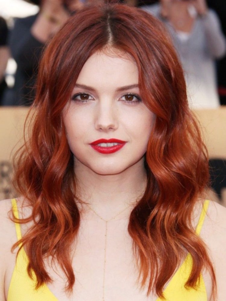 Медный цвет волос и карие глаза