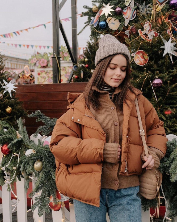 Шапка под коричневый пуховик