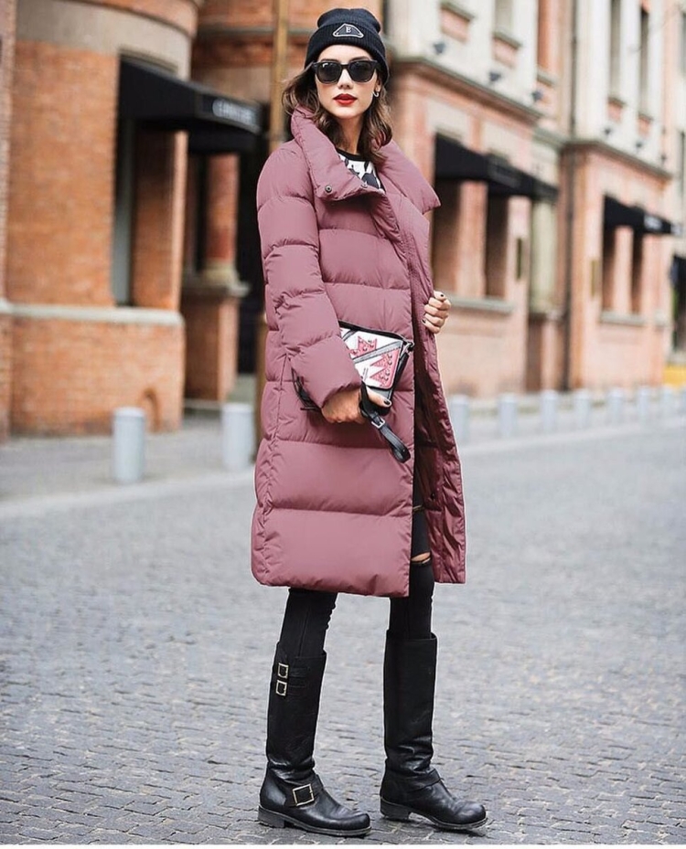 Стильная девушка в пуховике