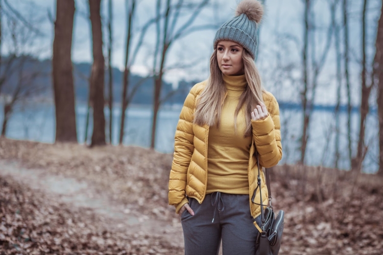 Шапка к бежевой куртке