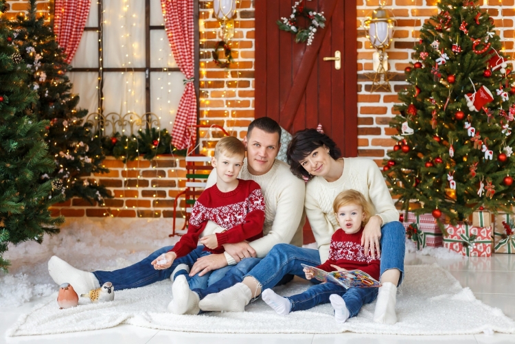 Новогодняя фотосессия в свитерах семейная