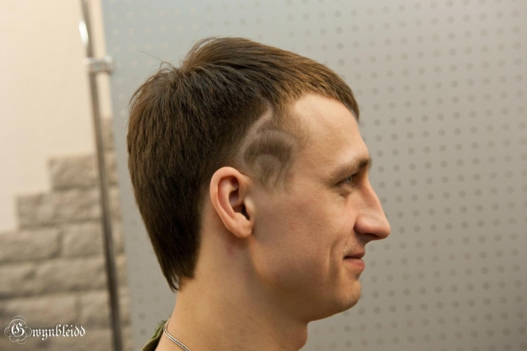 Мужская стрижка модельная удлиненная машинкой