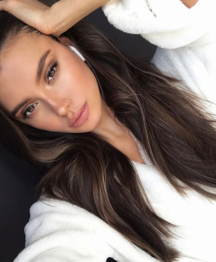 Селфи брюнеток с длинными волосами