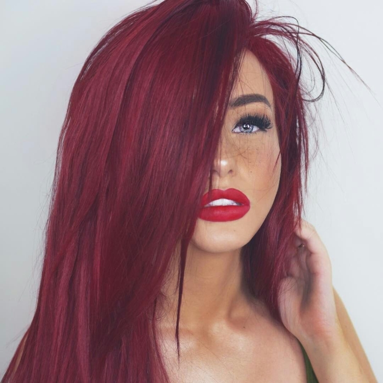 Девушка с вишнёвыми волосами