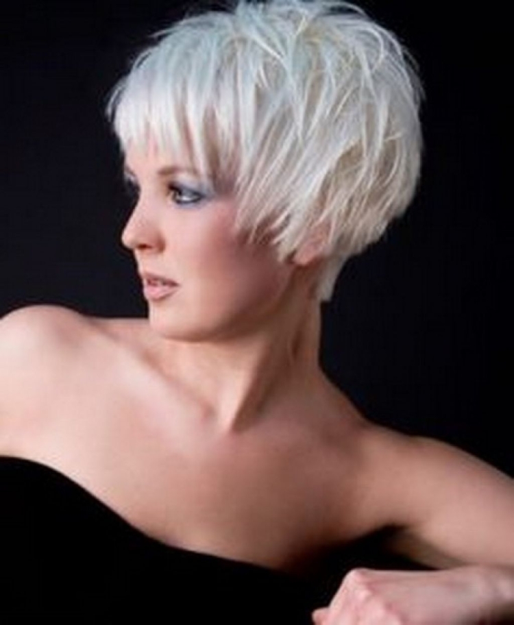 Стрижка с пышной макушкой на короткие волосы