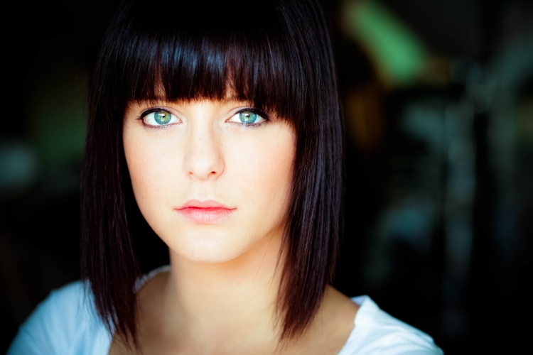 Брюнетка с челкой