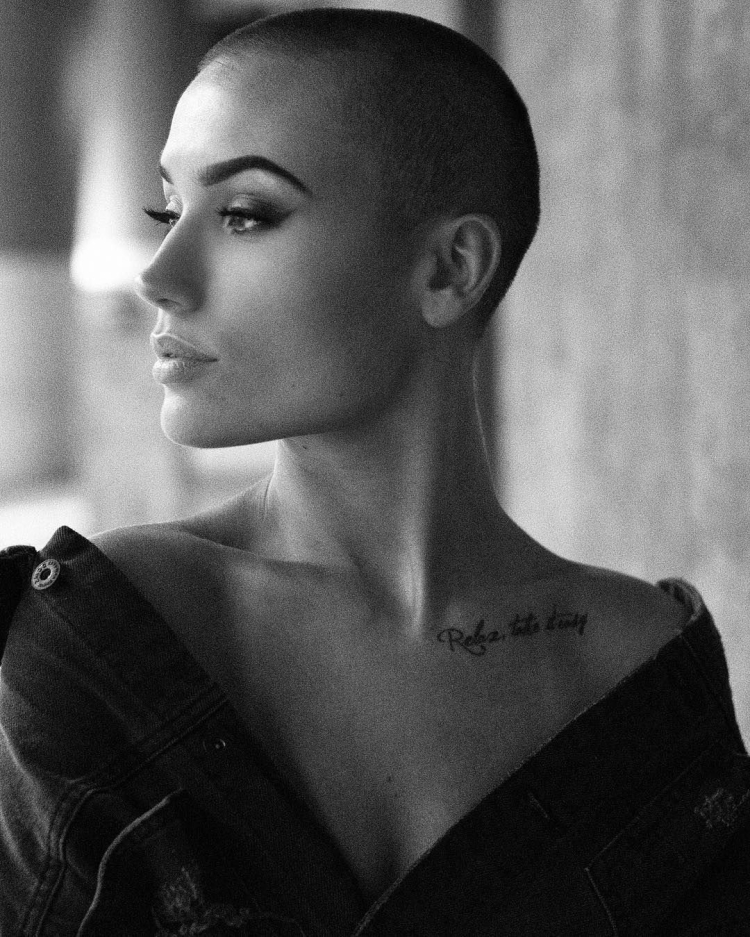 Наташа Уайтман лысая