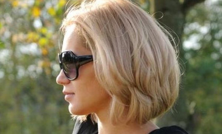 Блондинка с каре в очках