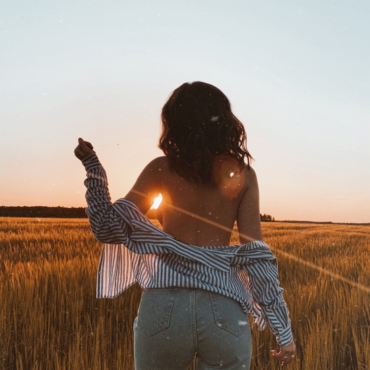 Фотосессия в поле на закате