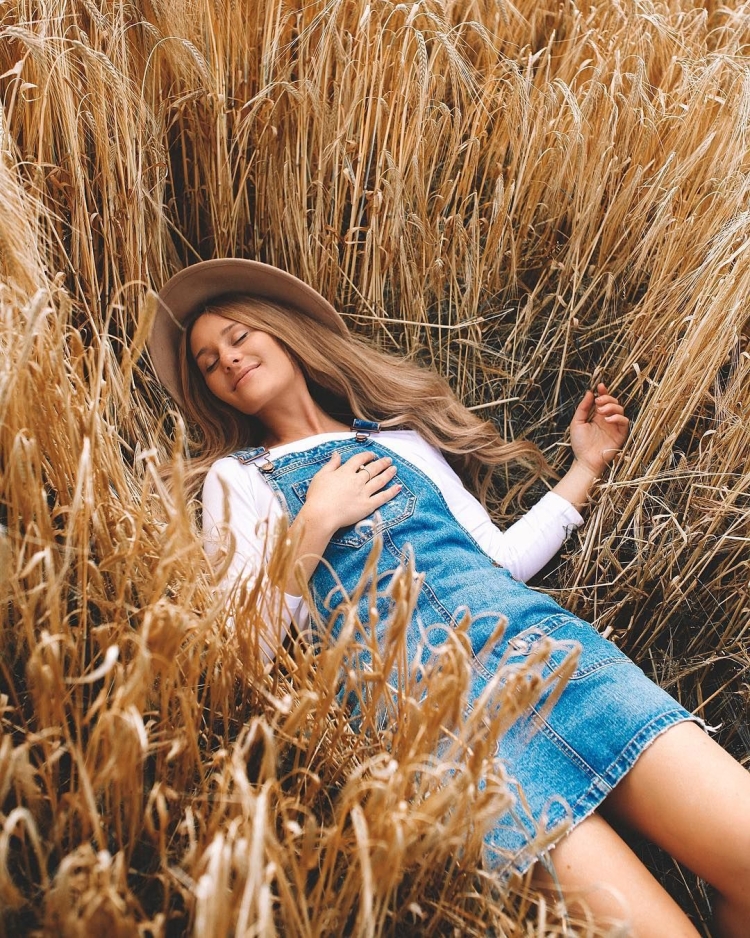 Девушка в поле