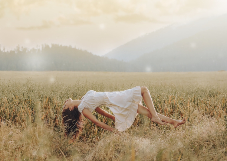 Девушка лежит в поле