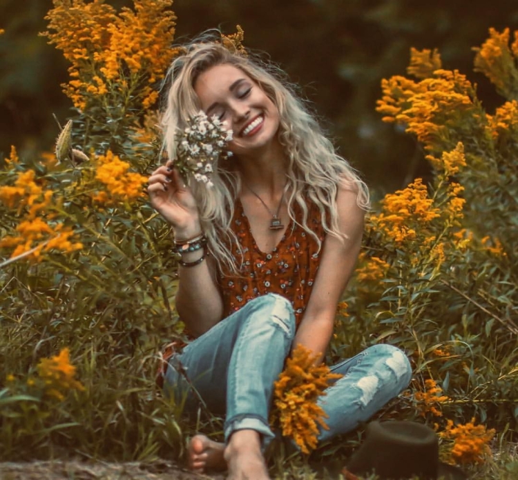 Необычная фотосессия для девушки летом