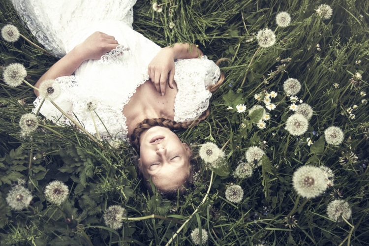 Девушка с одуванчиком