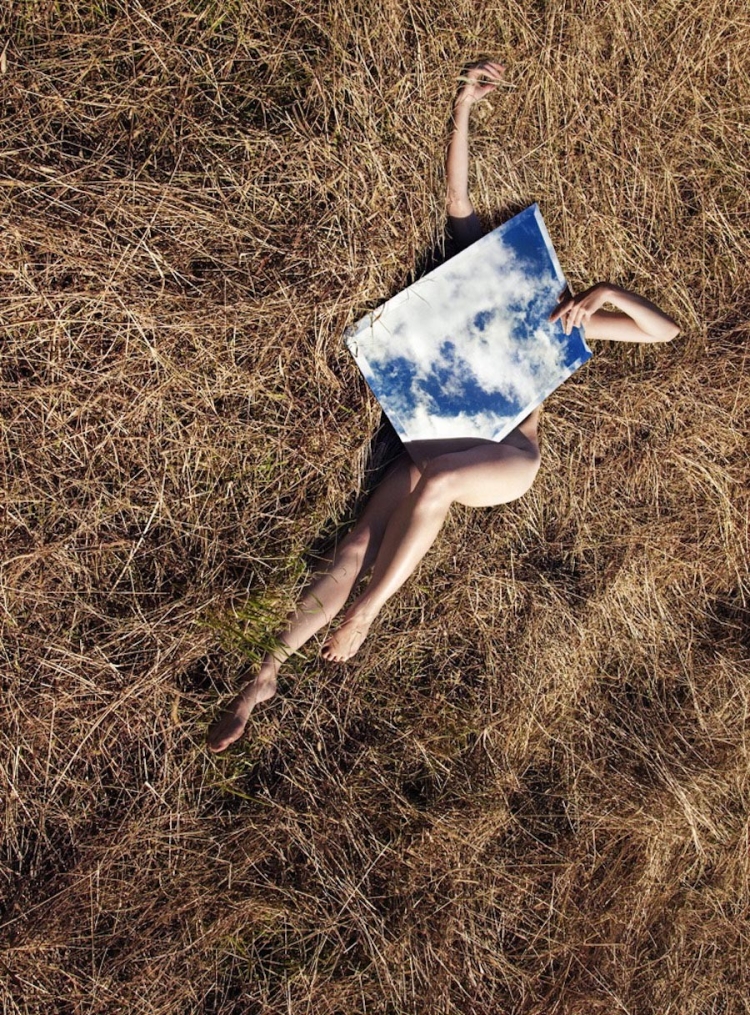 Необычная фотосессия для девушки летом