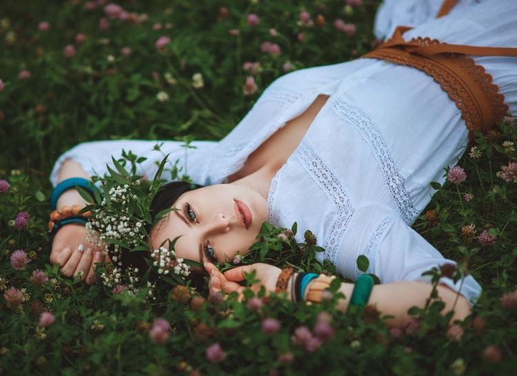 Девушка лежит в цветах