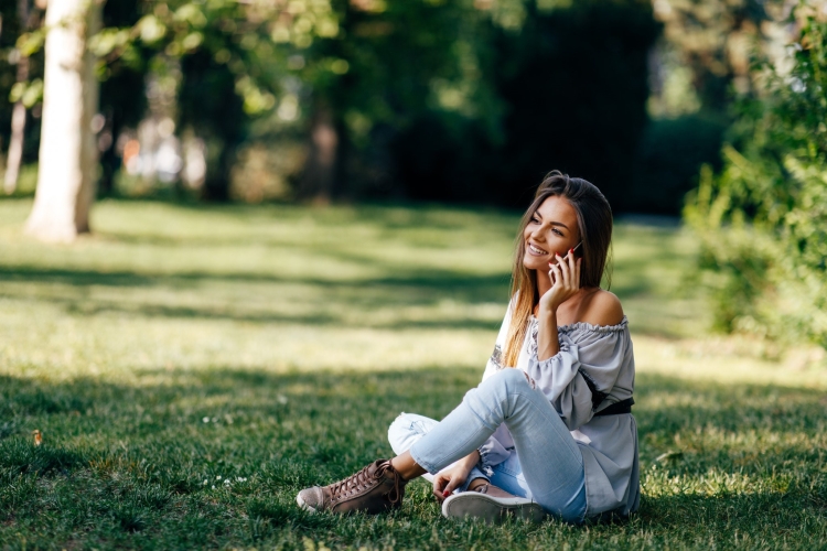 Девушка в траве