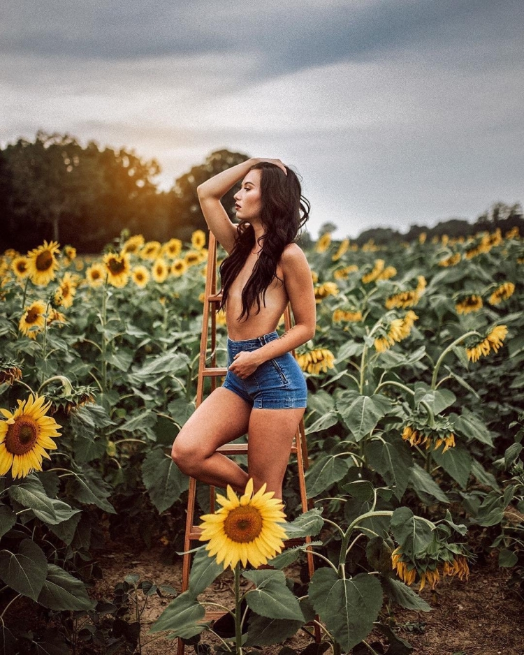 Фотосессия в поле с подсолнухами
