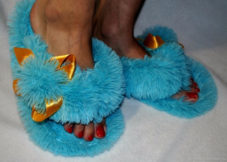 Греческие тапочки с помпонами