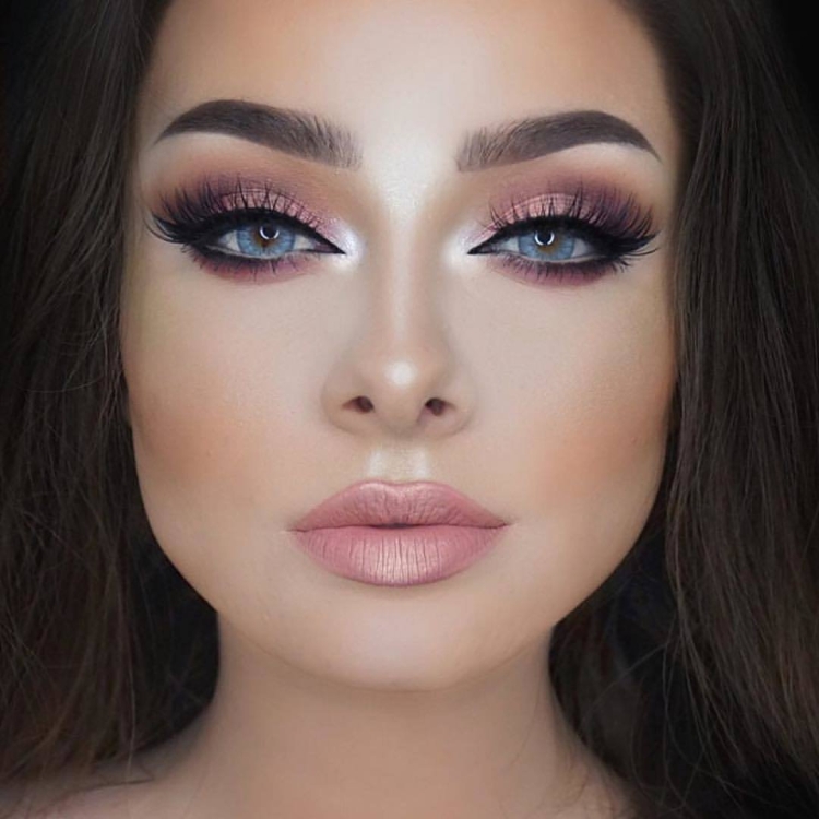 Розовый Смоки макияж