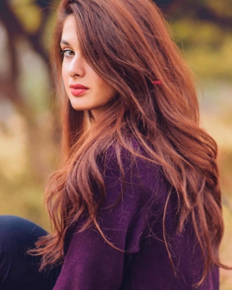 Девушка с коричневыми волосами