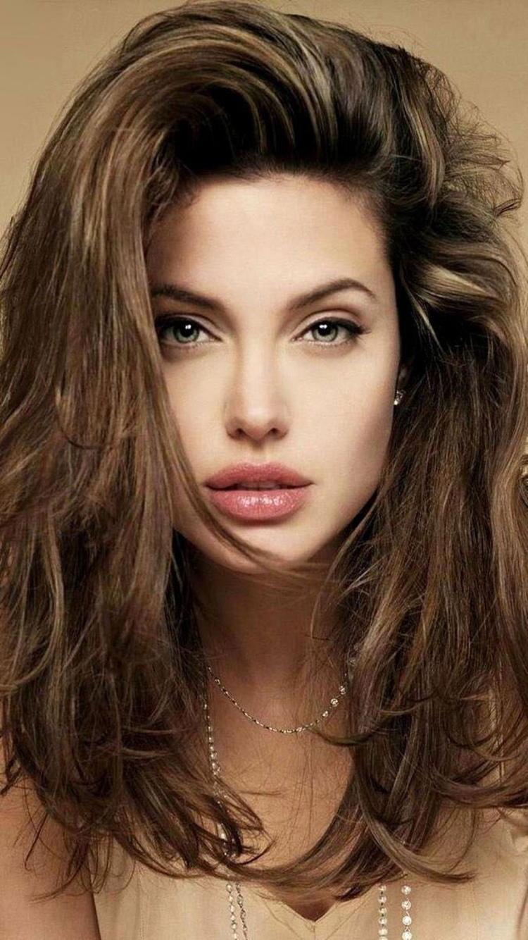 Анджелина Джоли с длинными волосами