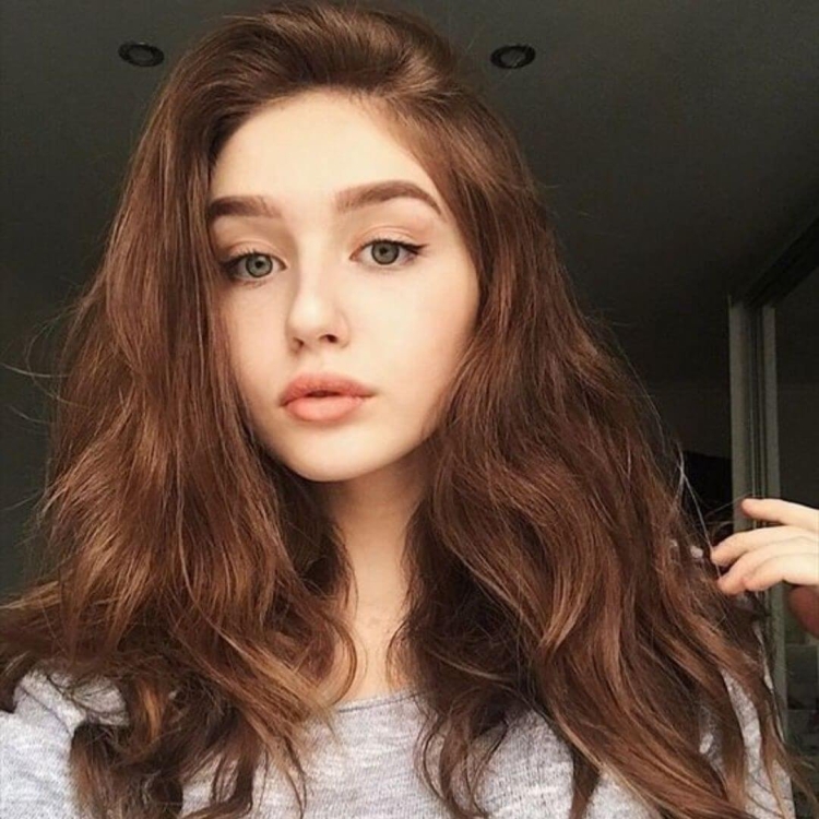 Девочка с каштановыми волосами