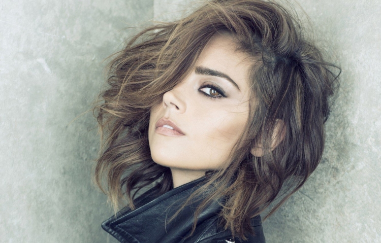 Кареглазая шатенка с короткой стрижкой