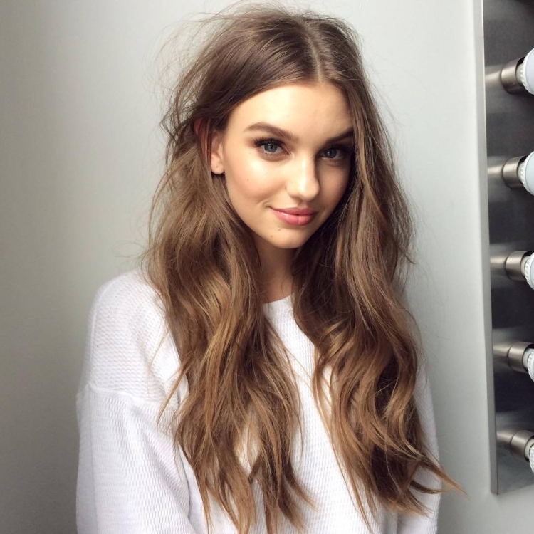 Светло каштановые волосы