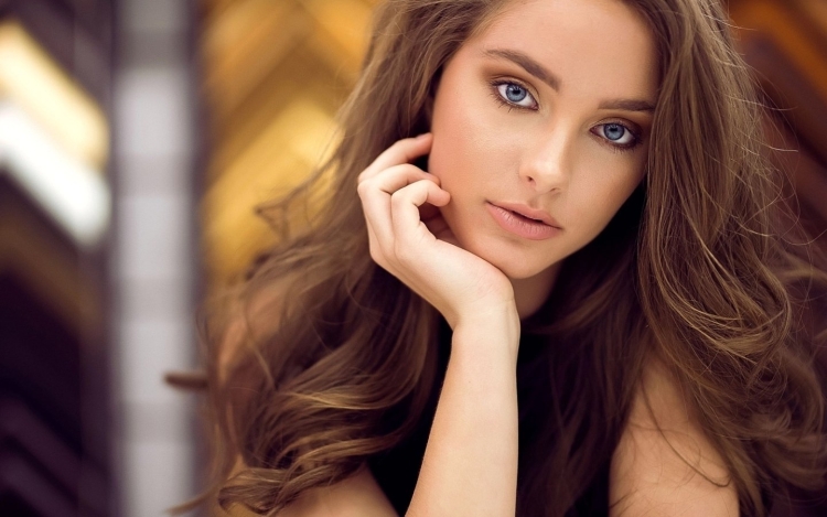 Шатенка с голубыми глазами