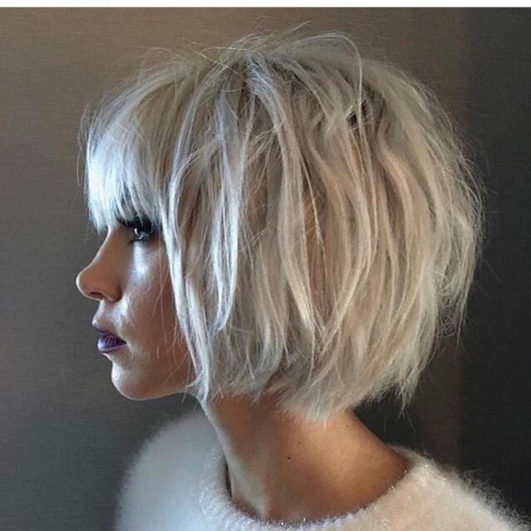 Объемный Боб каре на средние волосы с челкой