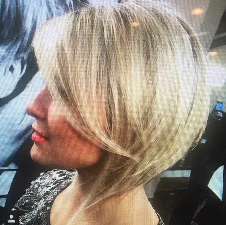 Каре-Боб с удлиненными передними прядями блонд