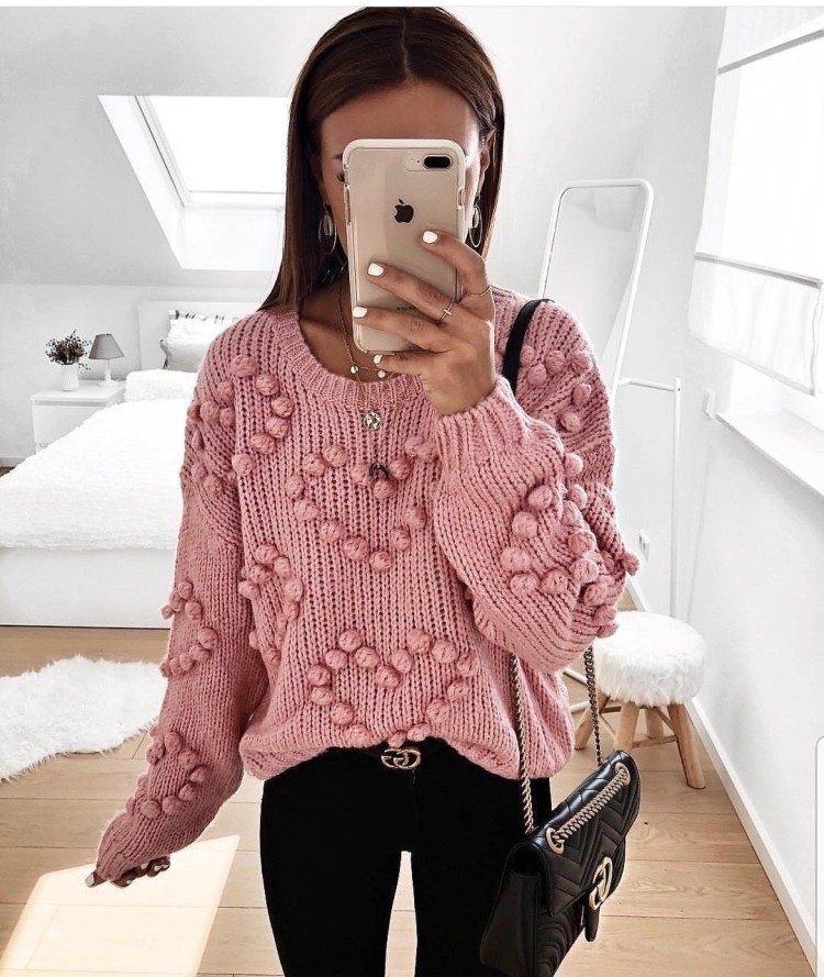 Вязаный свитер шишечками