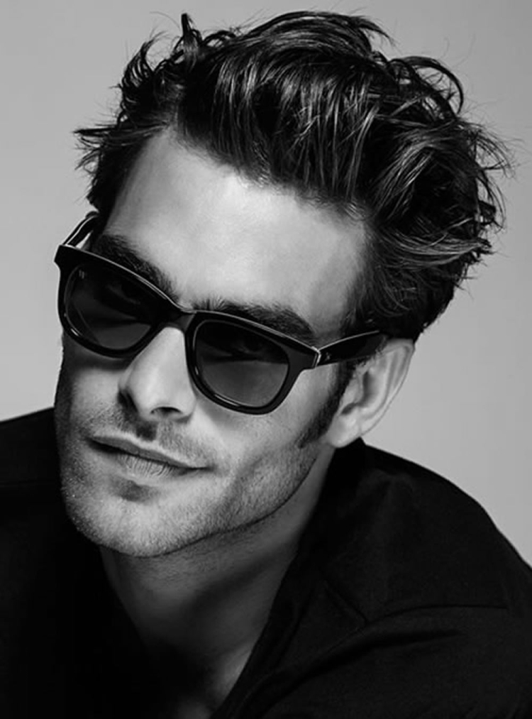 Джон Кортахарена в очках