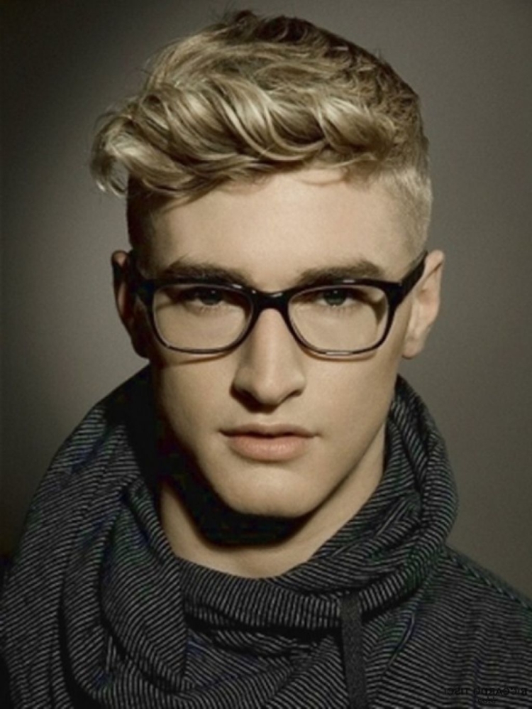 Блондин в очках