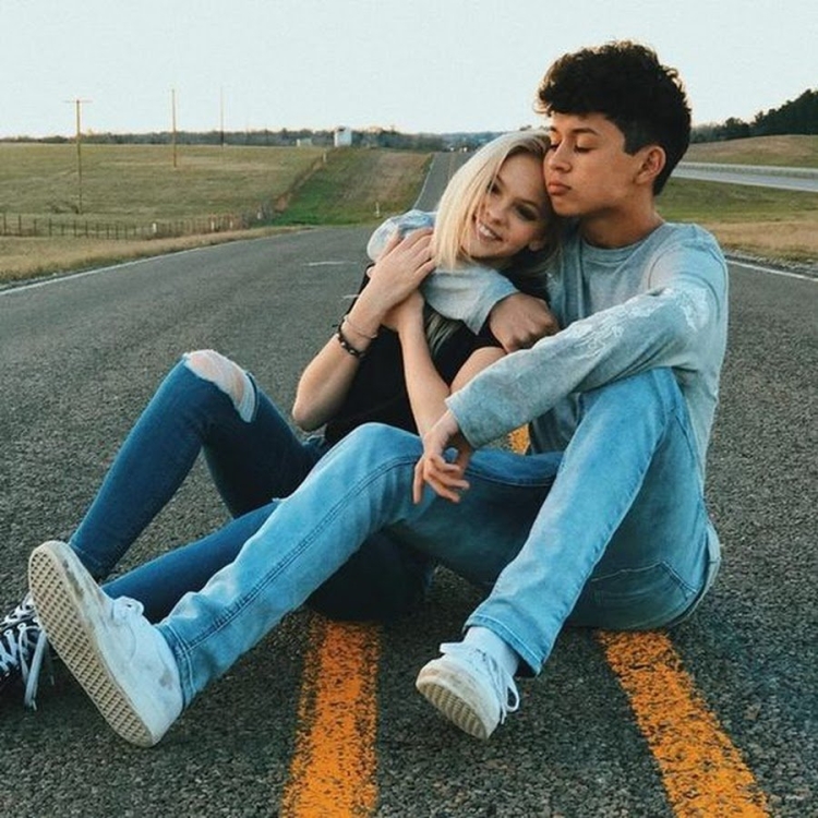 Парень и девушка подростки