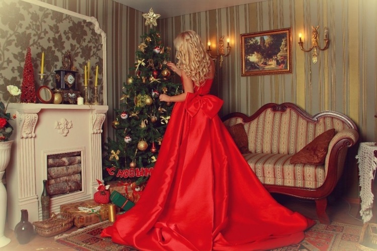 Блондинка у елки