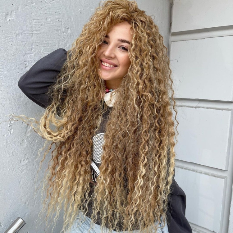 Аня Покров афрокудри