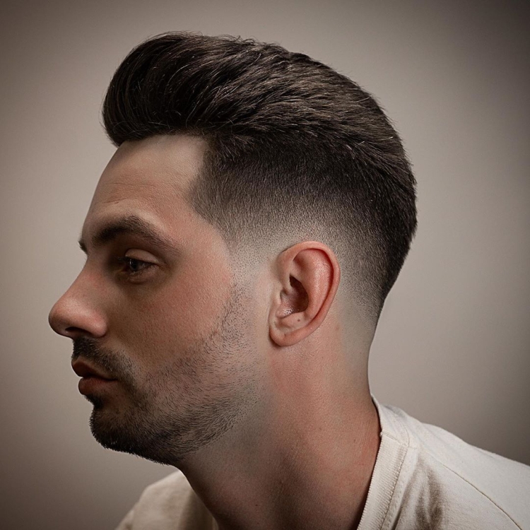 Прическа с разрезом посередине мужская