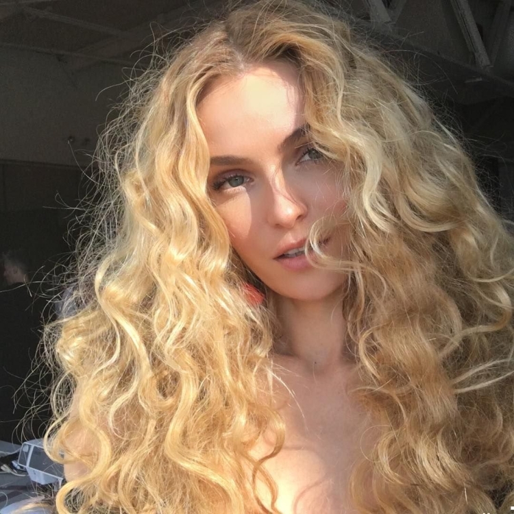 Белокурые кудрявые волосы