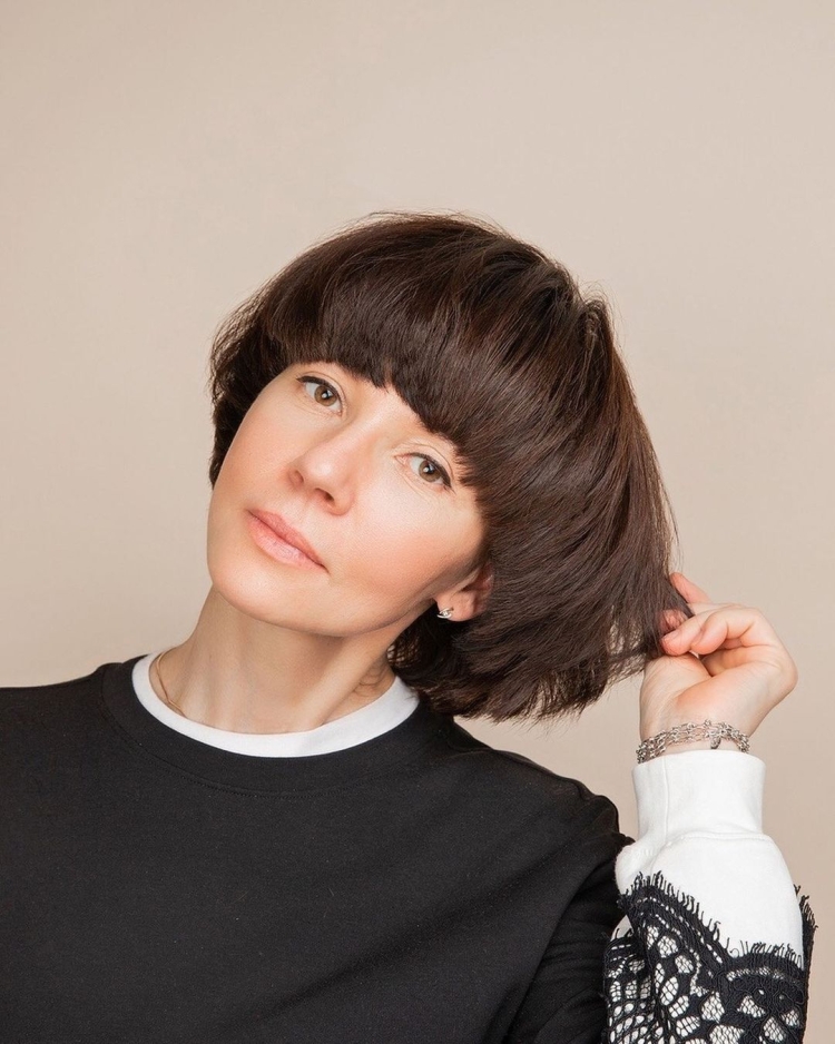 Короткие стрижки для женщин после 50 с овальным лицом с челкой