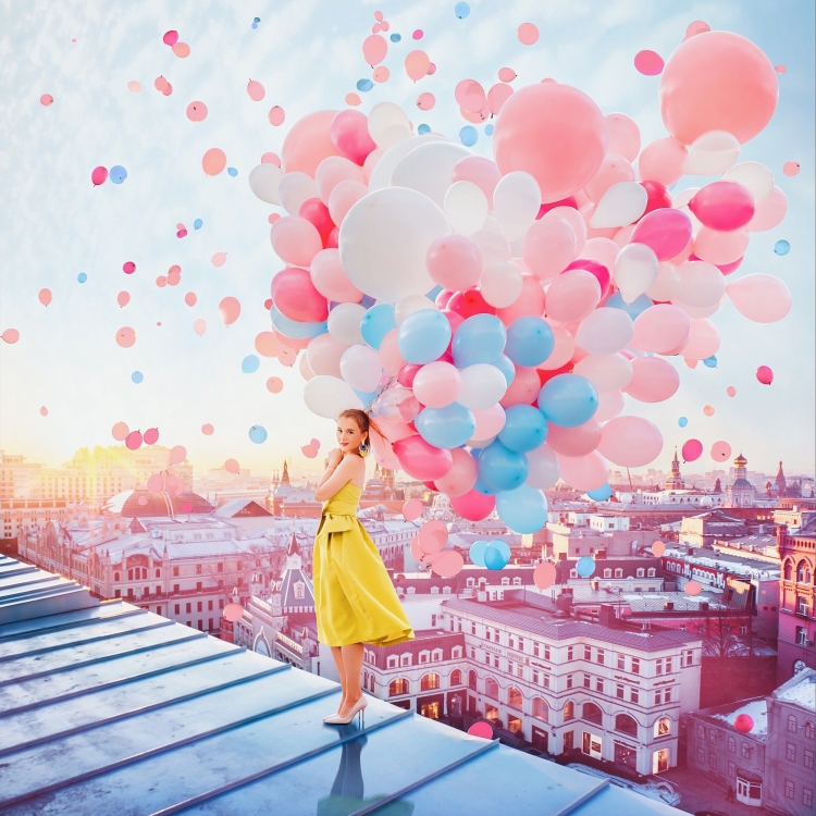 Девушка с шариками